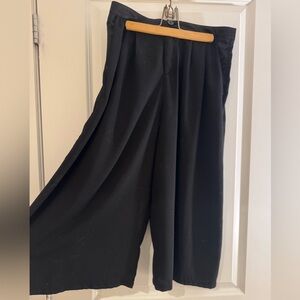 Elegant Black Wide-Leg Crop Pants